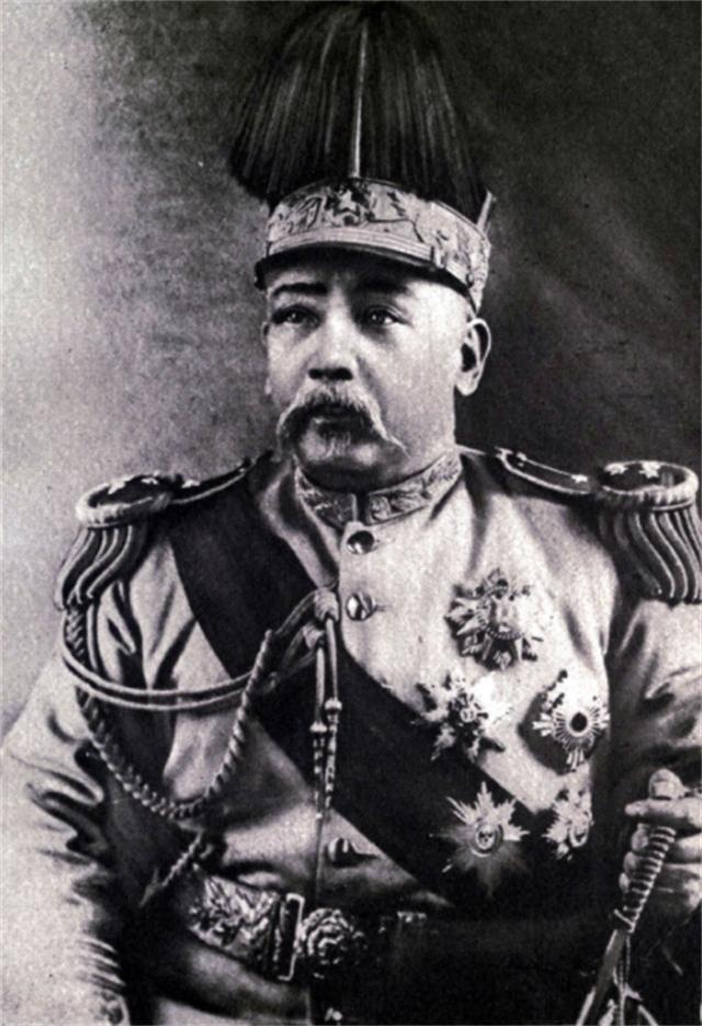 他指挥过5位元帅和6名大将,晚年悔恨:若不犯错,我就是元帅之首