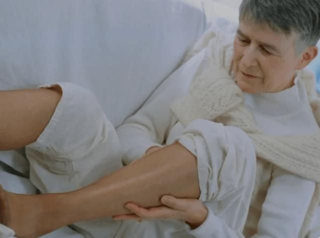 睡觉突然腿抽筋可能并非缺钙,睡觉时腿抽筋是缺钙还是血脂高