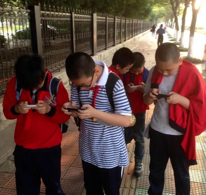 泡水“处罚”学生手机引争议,学校20多名学生手机被泡水处理