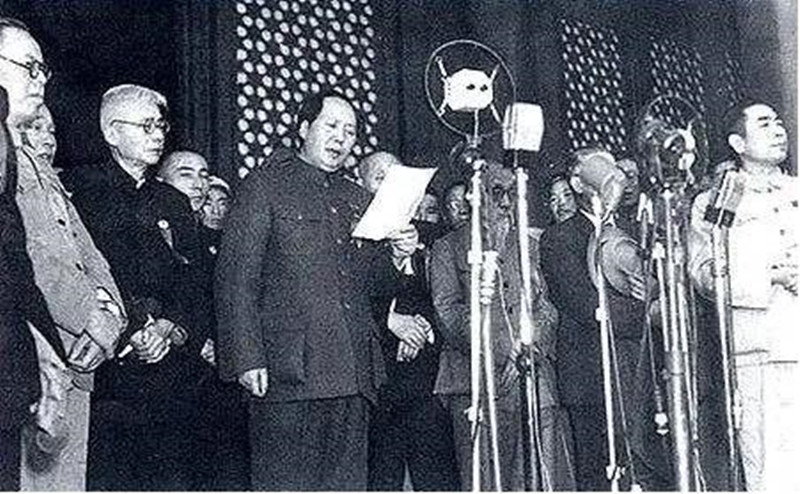 1949年，国家征集*旗国**图案，五星红旗只得15票，另一作品得185票