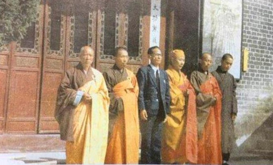 *子骗**靠造假混进中央做官，还娶到美女翻译，最后因吹牛暴露身份