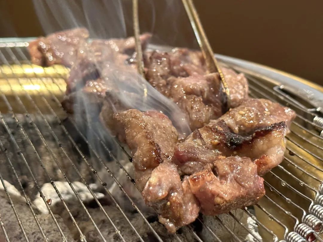 食光里丨每天都在排队的烤肉店，石景山这个“老太太”厉害了