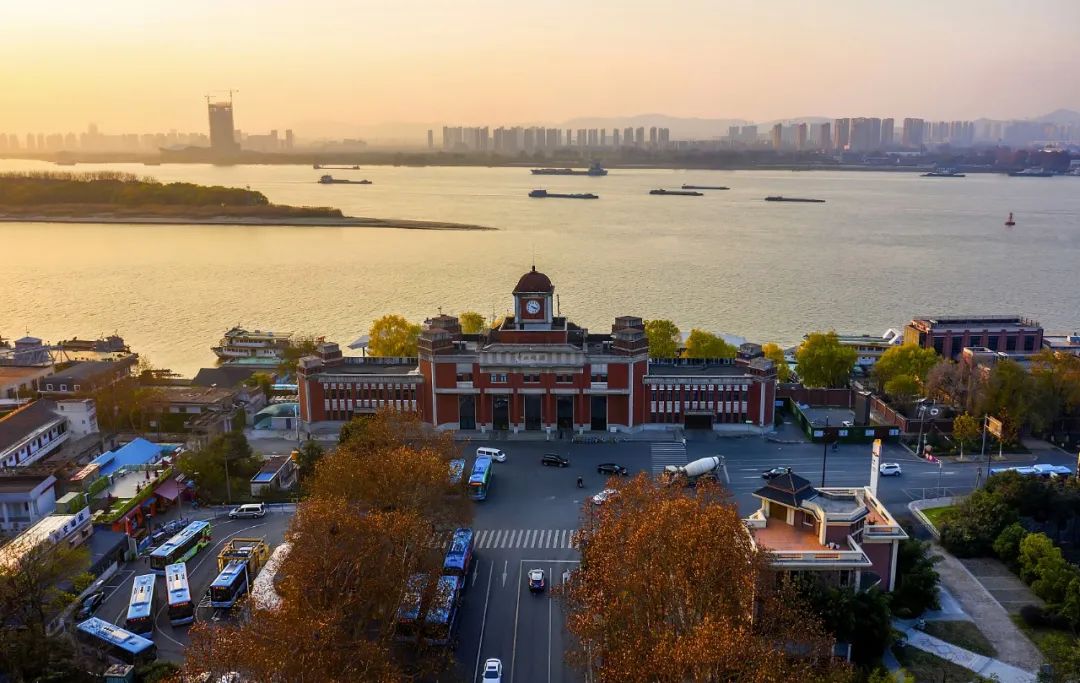 现在1块钱能买啥：1/4碗热干面，3片散装卫生巾，坐次184公里火车