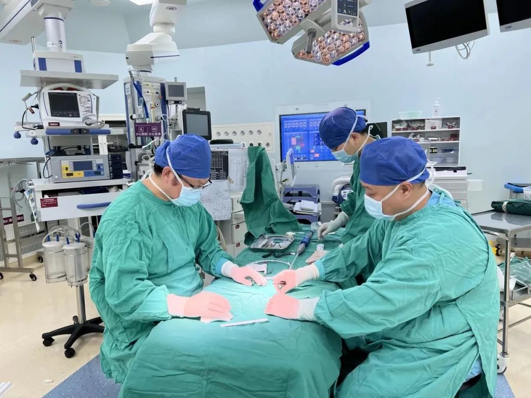 医学专家巧变“工艺师”，妙手缝制支架成功拆除主动脉“*弹炸**”