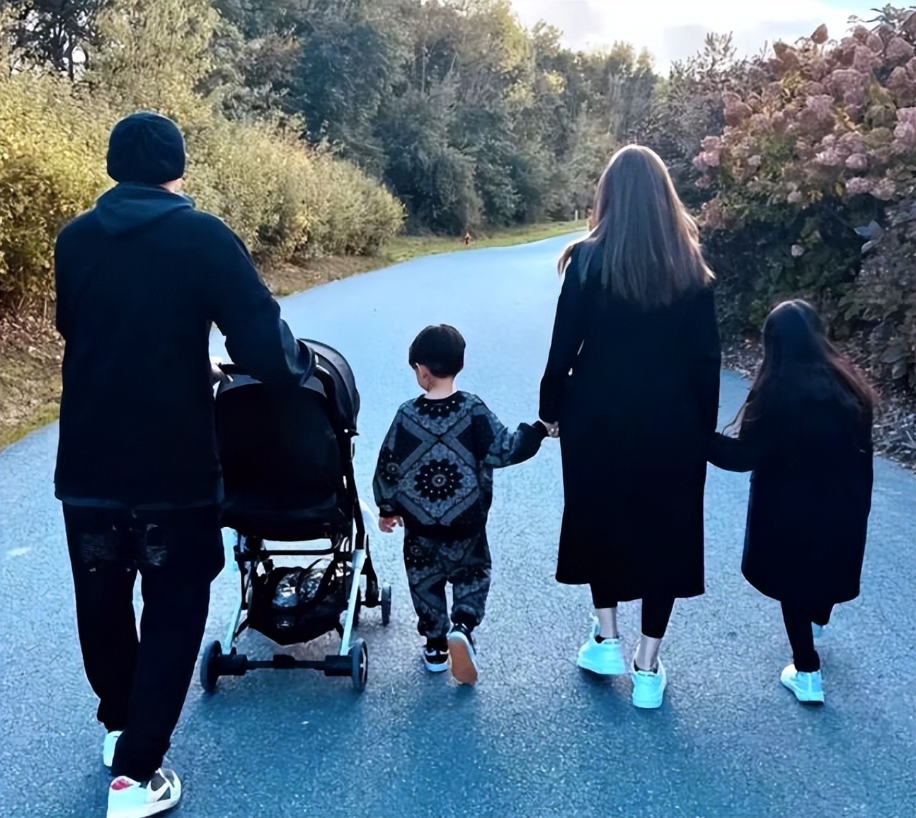 昆凌晒与周杰伦甜蜜合照,昆凌周杰伦同台最新照片