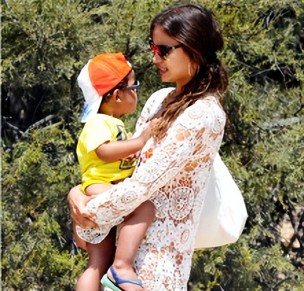 梅西获得金球奖c罗握手梅西,梅西工资卡给老婆