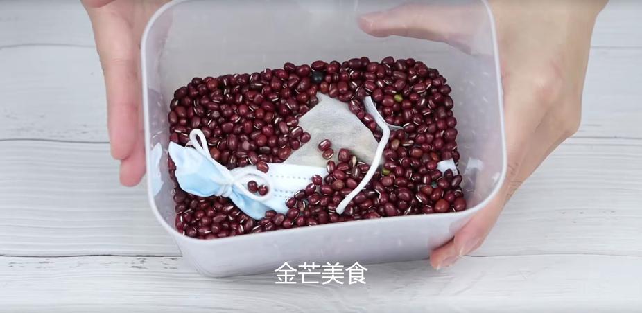 今天才发现，原来在枕头下放块生姜，可以去霉味，无论男女都有用