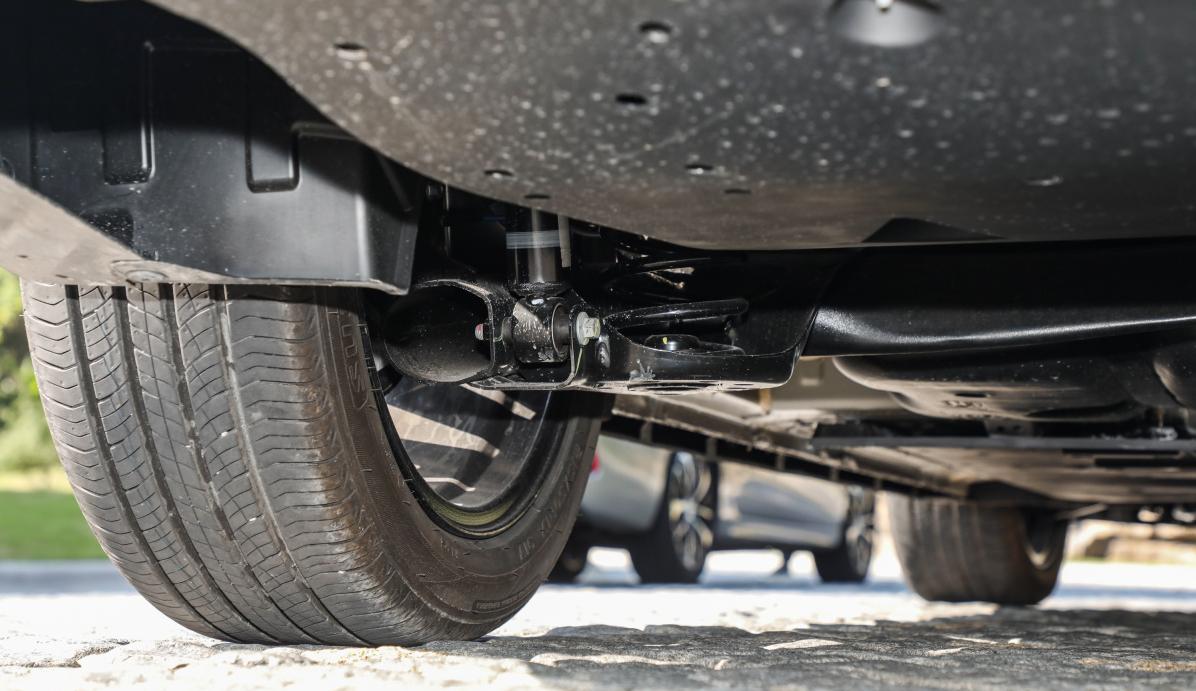 逸动plus和第三代逸动对比,为什么买逸动尊贵版比旗舰版人多