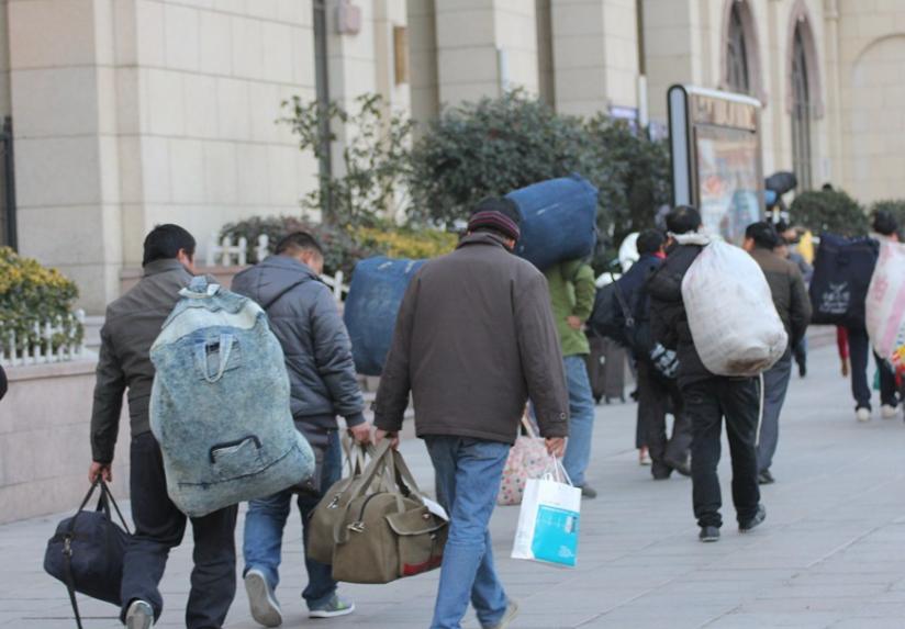 湖南一神童刘俊勇：辍学打工自封土皇帝，身边美女主动帮他挣钱