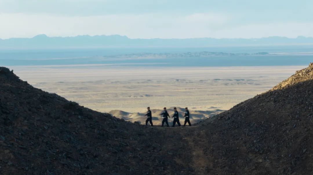 神舟15号载人飞船返回舱成功着陆,神舟十五号载人飞船首次出舱任务