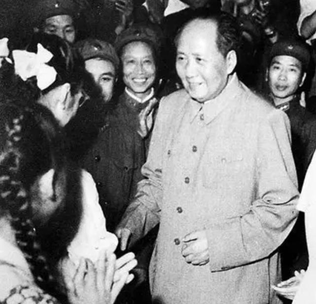 1976年毛主席逝世，世界为之震动！美国、日本及巴铁都有何反应？