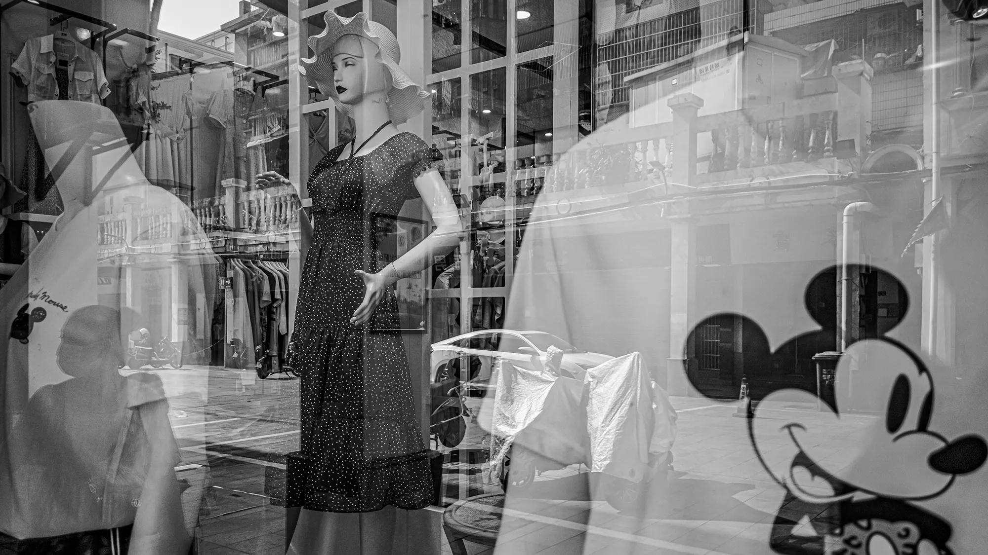 老巷的橱窗,橱窗里的街景