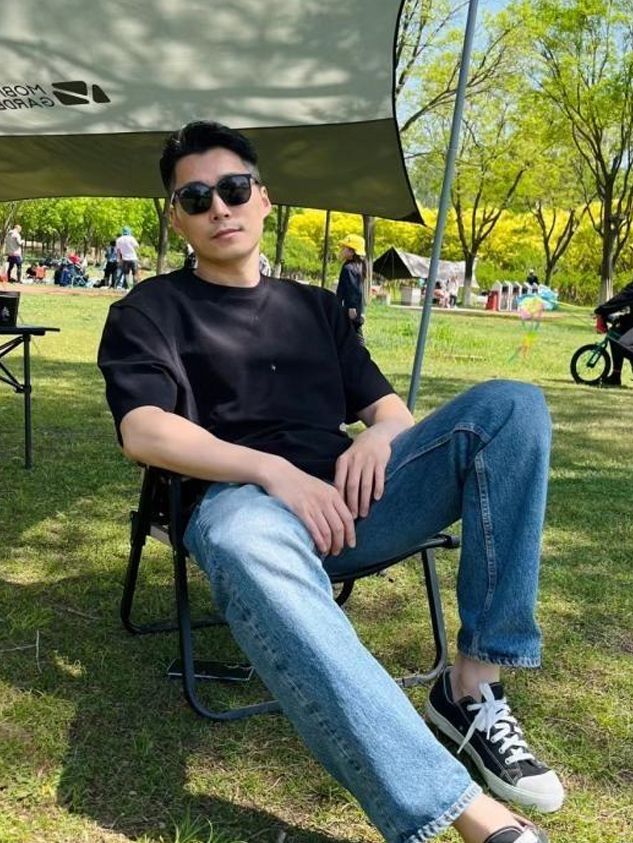 男生夏天应该穿短袖还是背心,五十六岁的男士要穿多大标准短袖