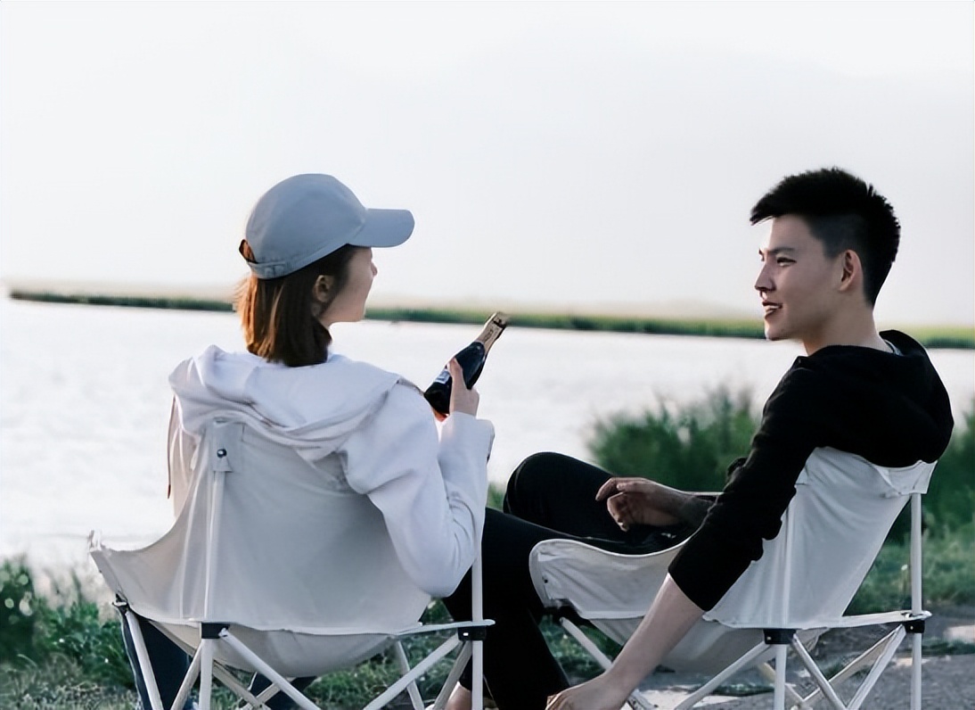 恭喜！央视主持王嘉宁官宣结婚，超大钻戒瞩目，被誉为董卿接班人