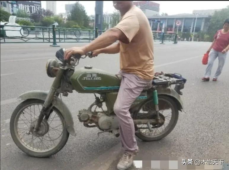 三十多年前的一张老照片,村里第一辆摩托车