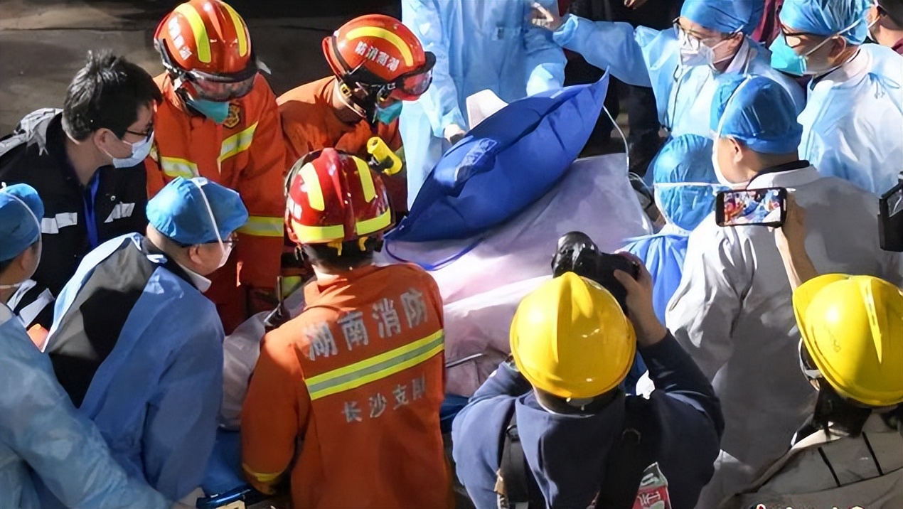 长沙女孩被困88小时被救,长沙获救女孩喝矿泉水