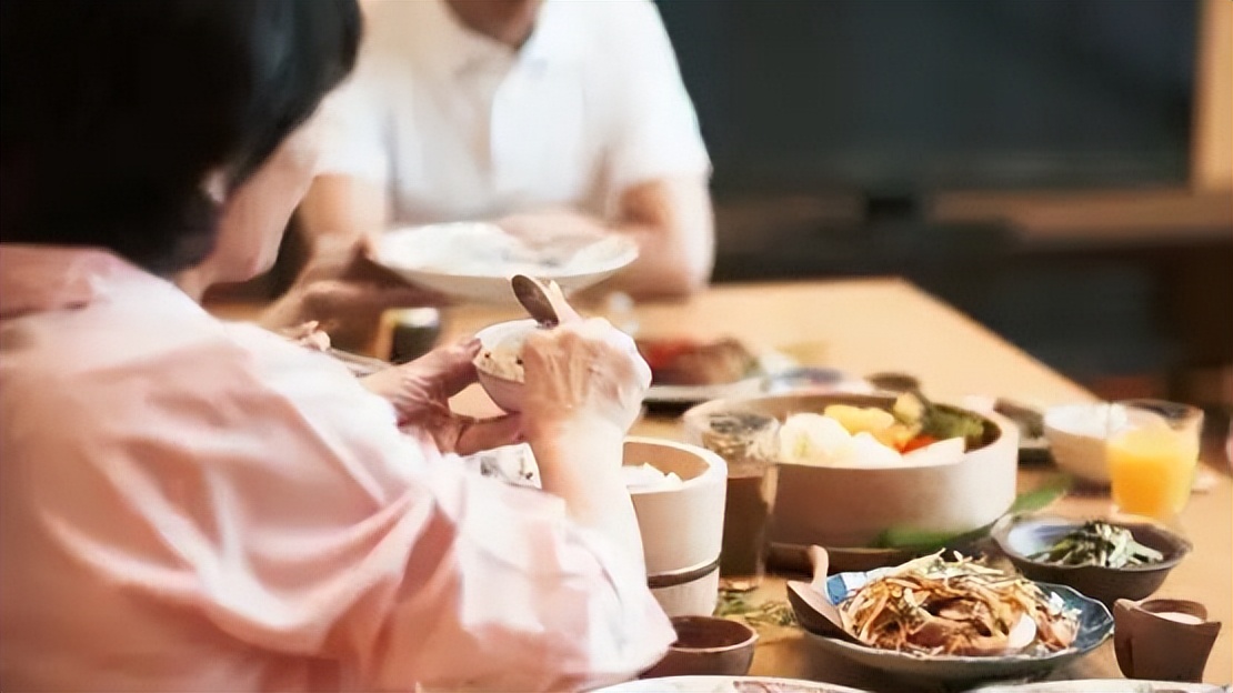 吃饱后坐着还是站着好消化,吃饱了躺着最好还是站着最好