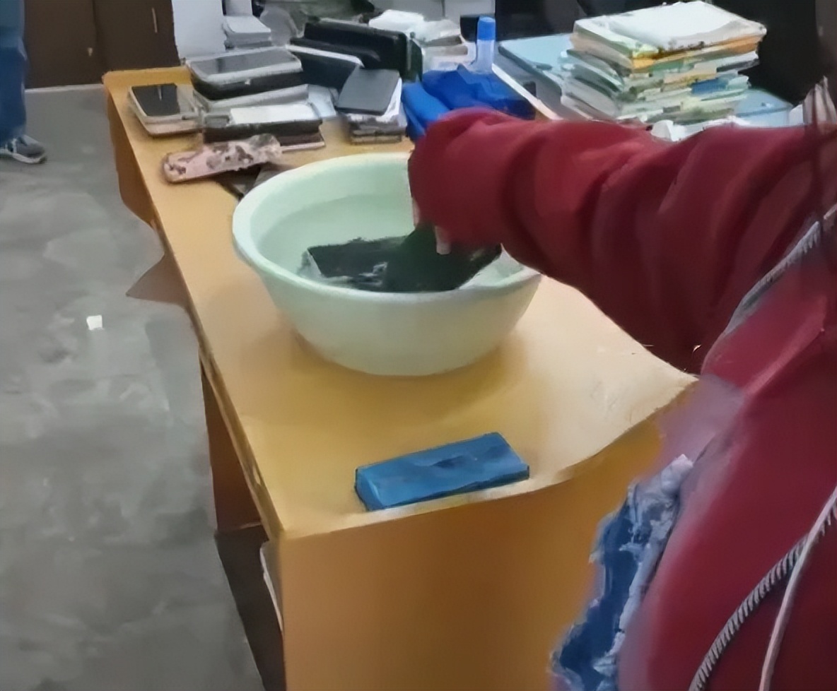 凭啥糟蹋家长血汗钱？老师没收20余学生手机后泡进水里，后续来了