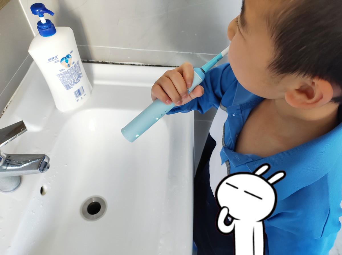 孩子满嘴小黑牙的原因,5岁小孩有小黑牙需要治疗吗