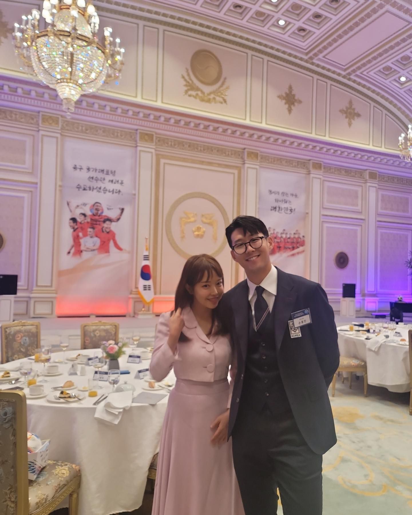 有牌面！孙兴慜和韩国总统、总统夫人站在一起，并赠送世界杯战袍