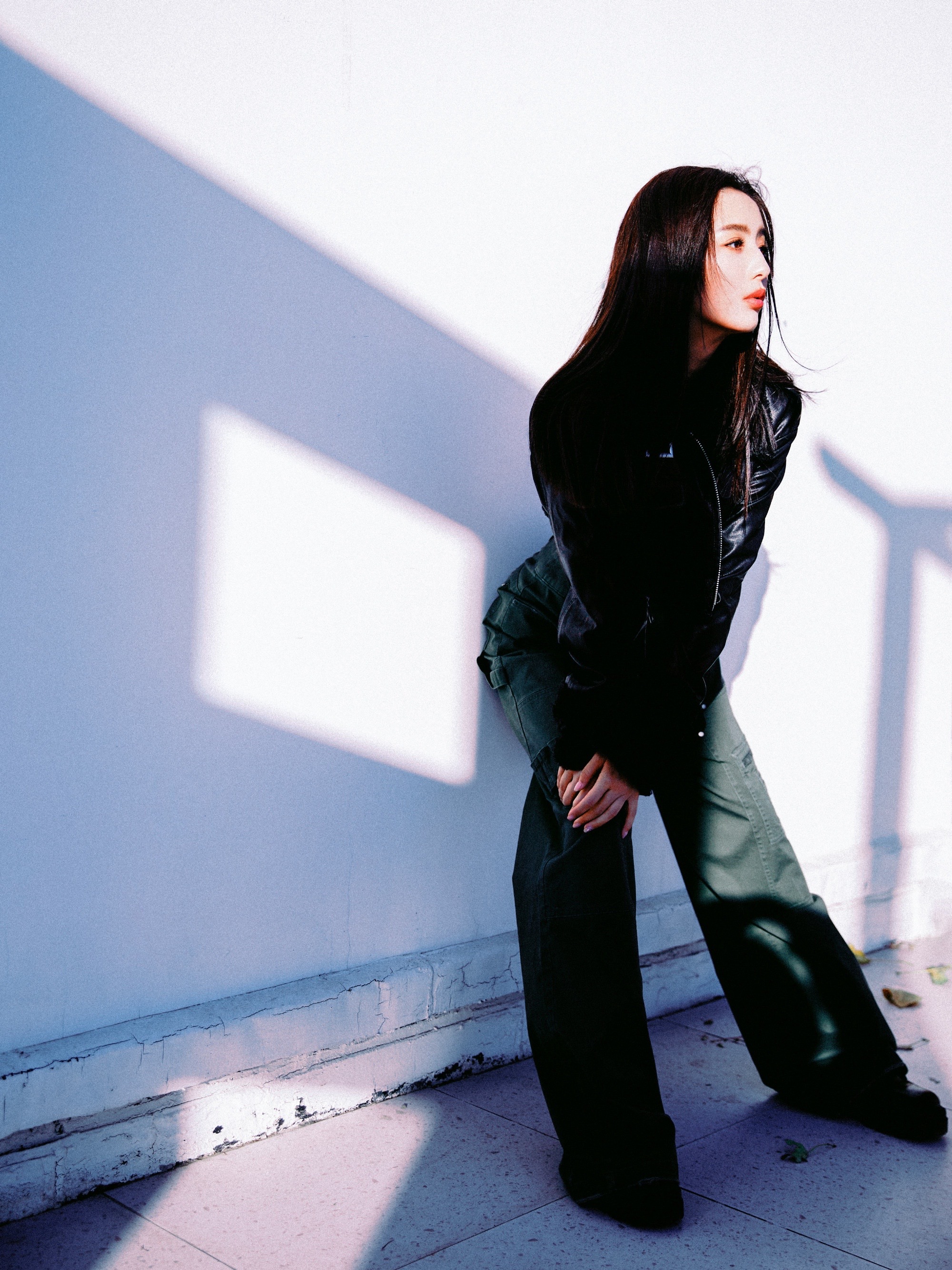 佟丽娅离婚后风格大变，穿超短皮衣秀“马甲线”，戴墨镜又飒又美