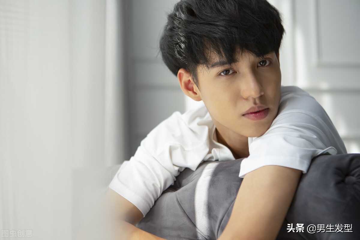 男生头发怎么剪不像锅盖头短发,2022年最流行的发型碎盖男士短发