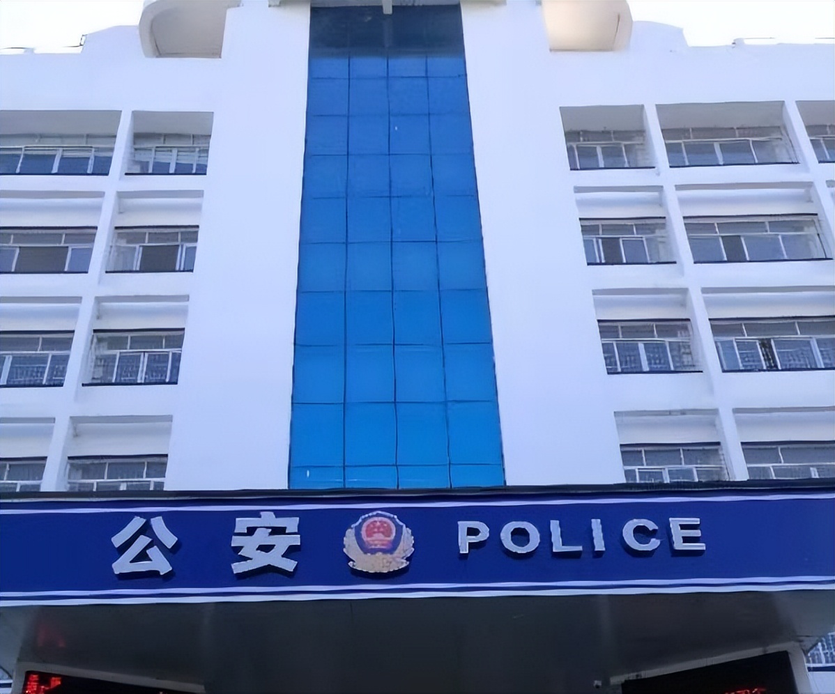 2013年，7名离异女性自愿给秃头大爷几十万，警察都笑了！