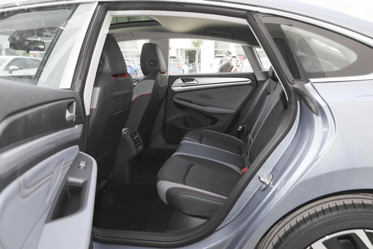 本田凌渡值得入手吗,年轻人第一次买车选suv还是轿车