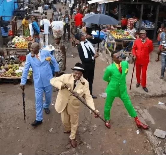 非洲萨普两年收入只为了买双皮鞋。虚荣心到底有多强。