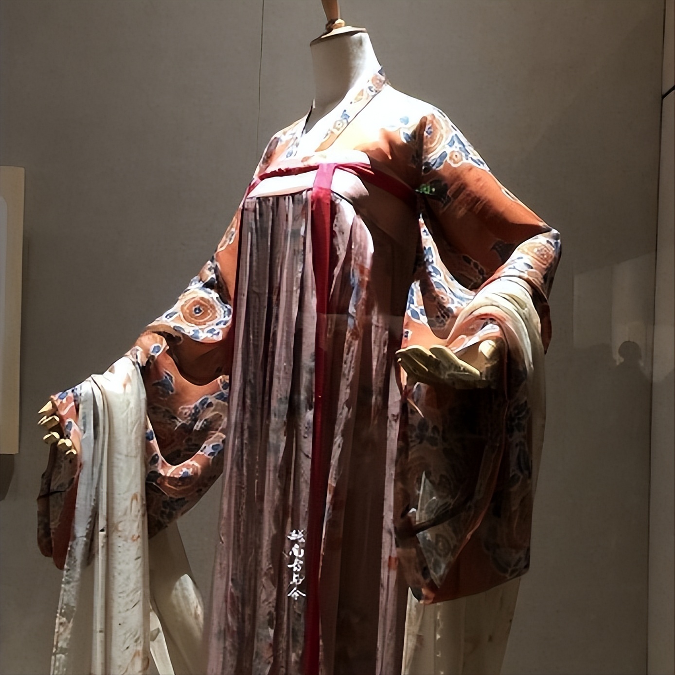 唐朝仕女服饰纹样有哪些,唐朝女装风格上有什么特点