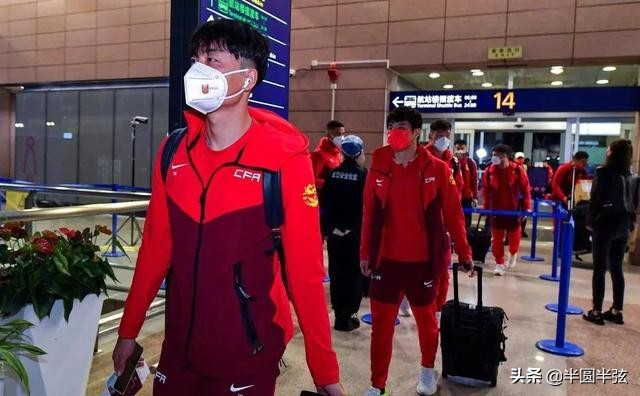 收入高，入住五星级酒店，肚子圆滚滚，水平烂，国足被嘲笑