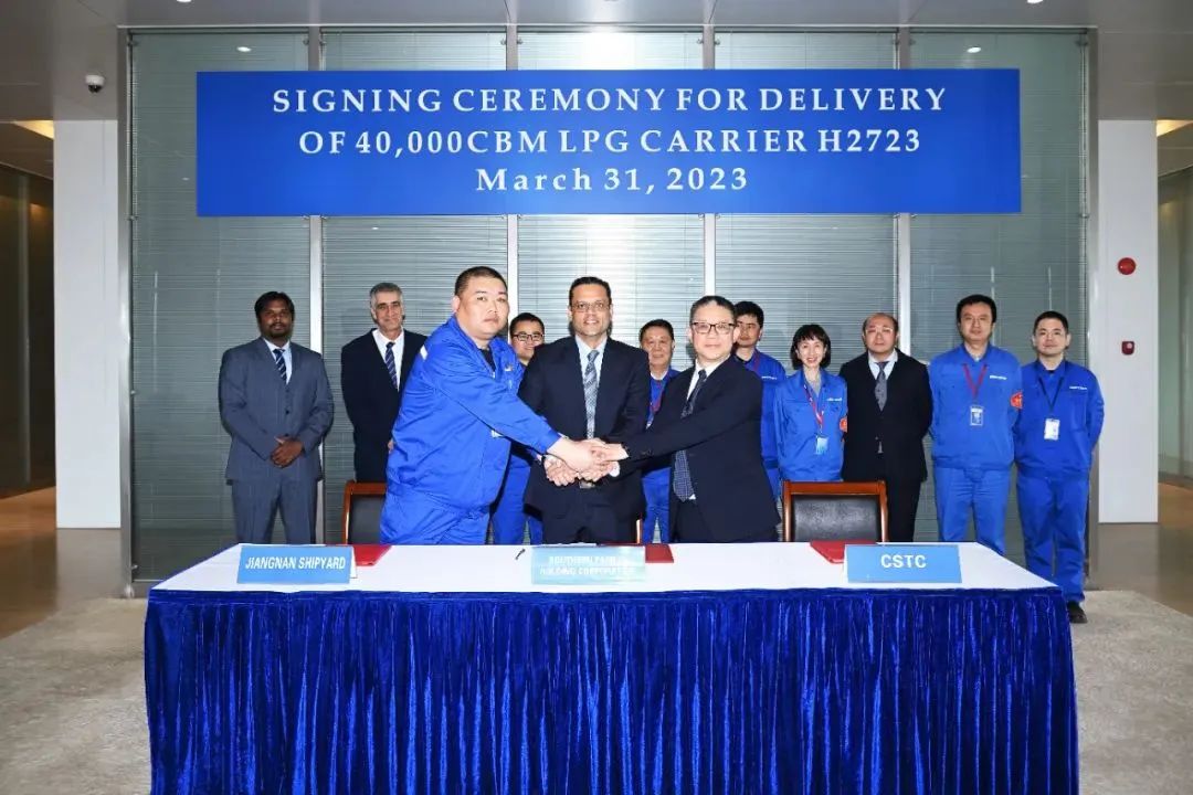 全球首艘液化气船,全球首艘超大型液化气船交付给谁