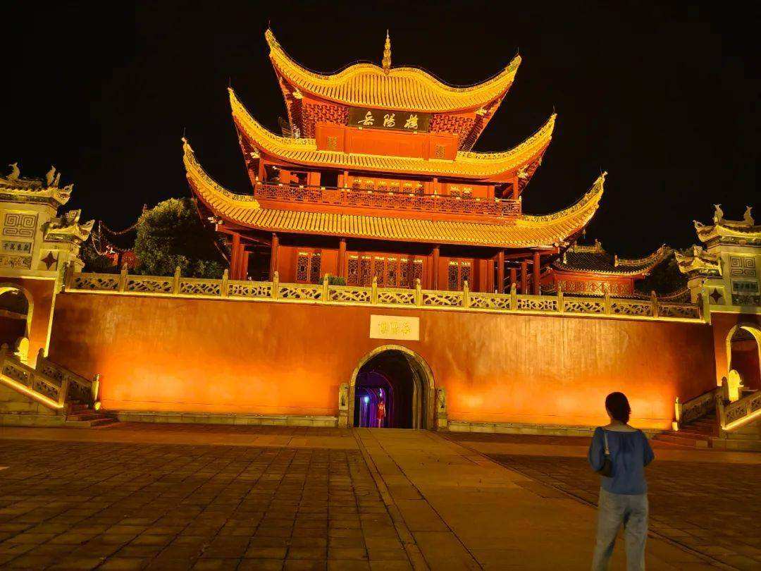 岳阳楼记中最有名的诗句,诗仙和诗圣对决岳阳楼