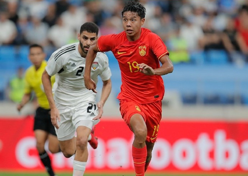 中国男足滑跪庆祝,中国男足踢平泰国观众泪目