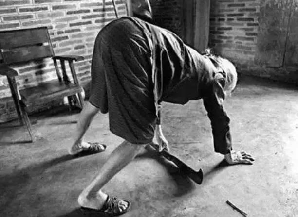 女子穿日本军服打闹被行拘,女子穿仿制日本军服被拘