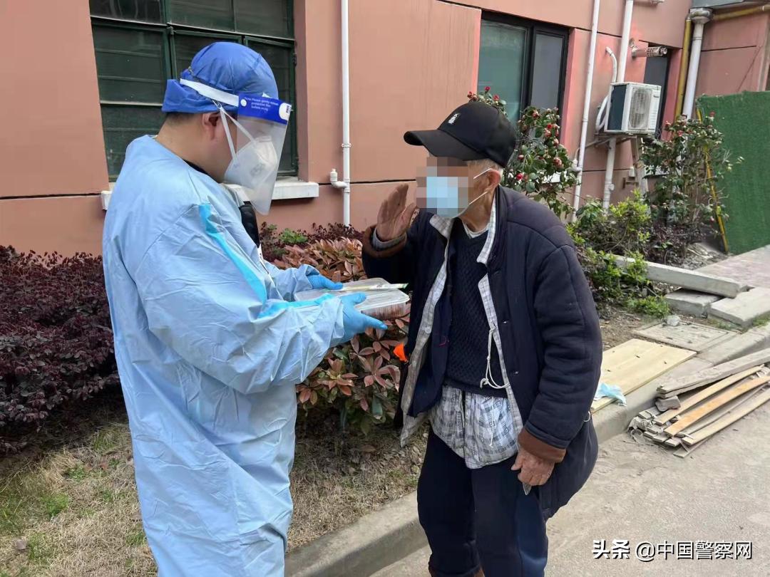 【疫情当前警察不退】上海600多支公安“社区帮困先锋队”活跃在全市抗疫一线关爱特困人群彰显“公安温度”