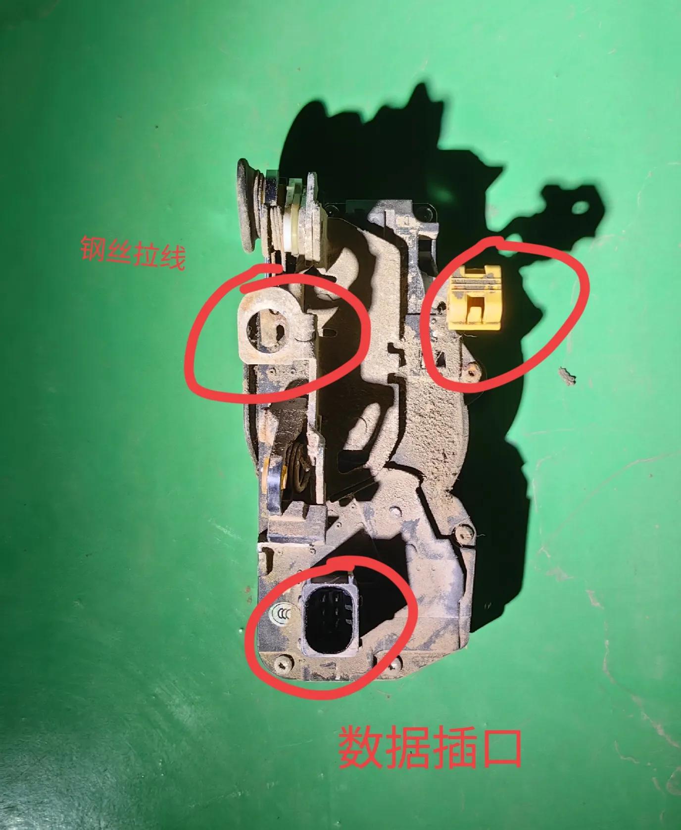 别克君越门锁块拆卸教程,君越遥控门锁接收器更换