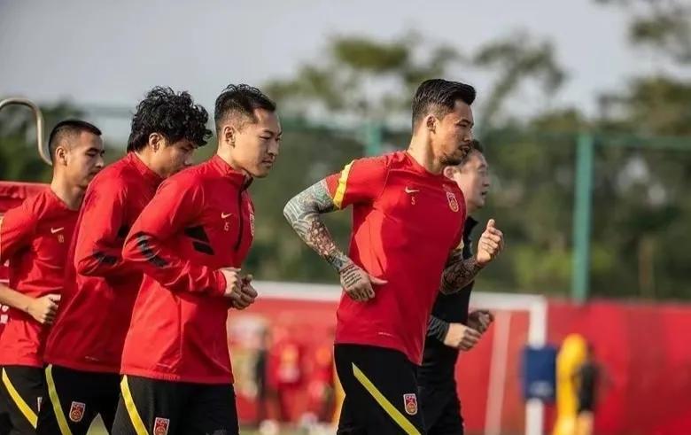 没输也窝心！换谁都不行，半场零射门，三脚必丢球，射正就是亡