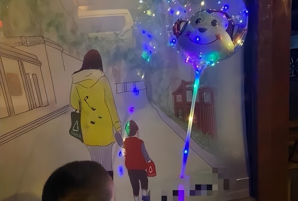 街头冷门暴利项目，卖发*气光**球一晚上能挣上千元