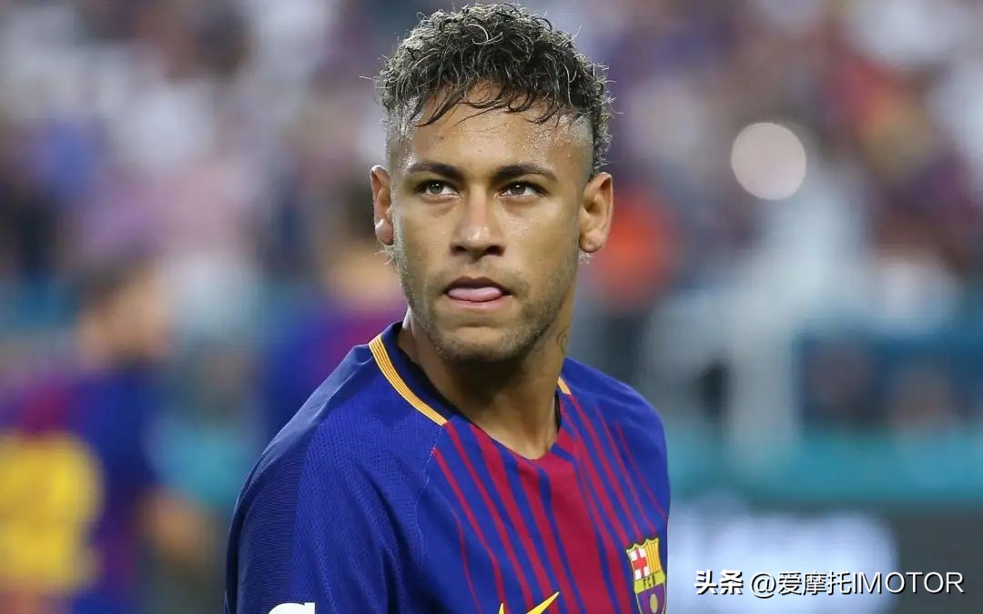 你们在聊世界杯，而我却想和你聊摩托车的那点球事