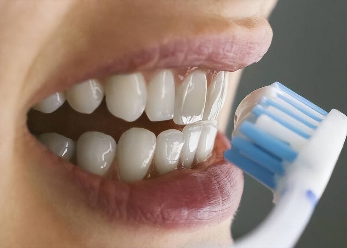 电动牙刷和普通牙刷刷牙一样使用,声波电动牙刷使用教程