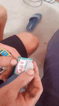 一哥们在殡仪馆守灵，闲着无聊，半夜用手机搜附近的人