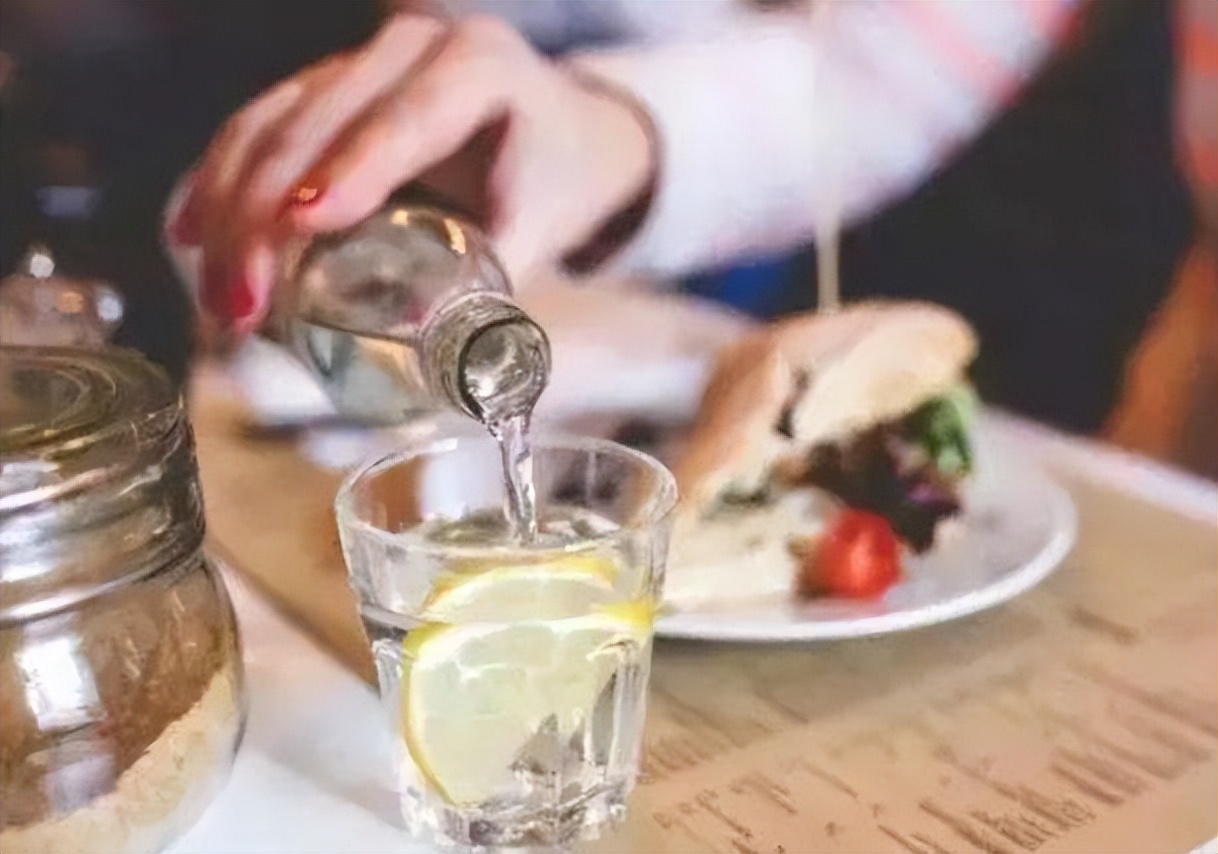 早晨空腹喝淡盐水还是白开水,早上起床喝淡盐水还是白开水好