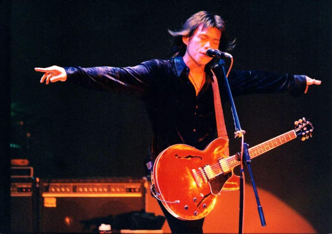 年轻时期的伍佰,伍佰外表不修边幅内心细腻