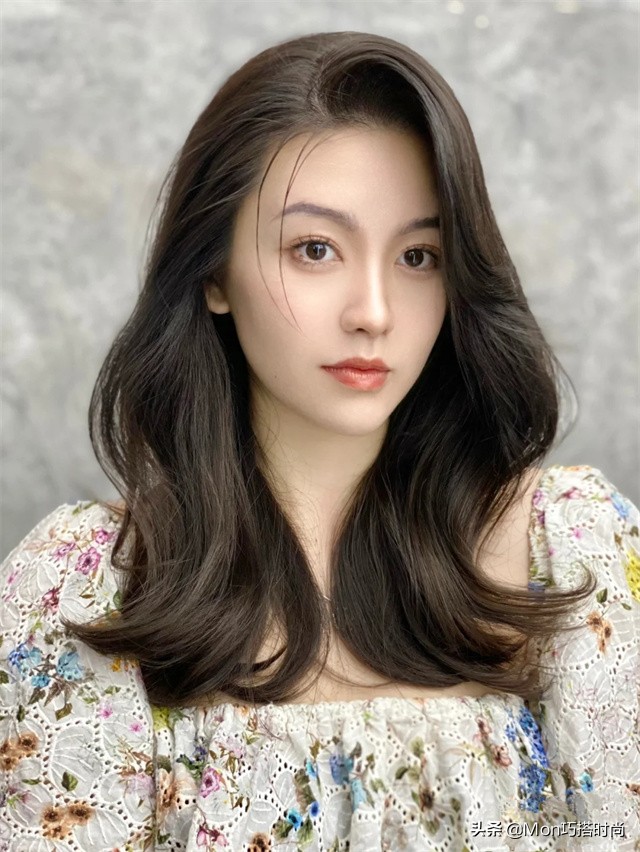 齐肩直发发型2022流行发型,2022年最流行的发型一刀切偏分