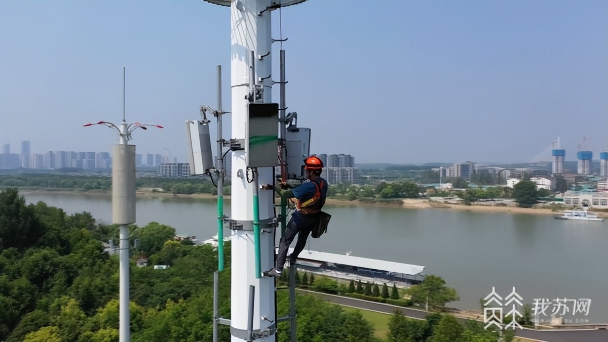 高温下的坚守建筑工人全身湿透,高温下的坚守致敬烈日下的建设者