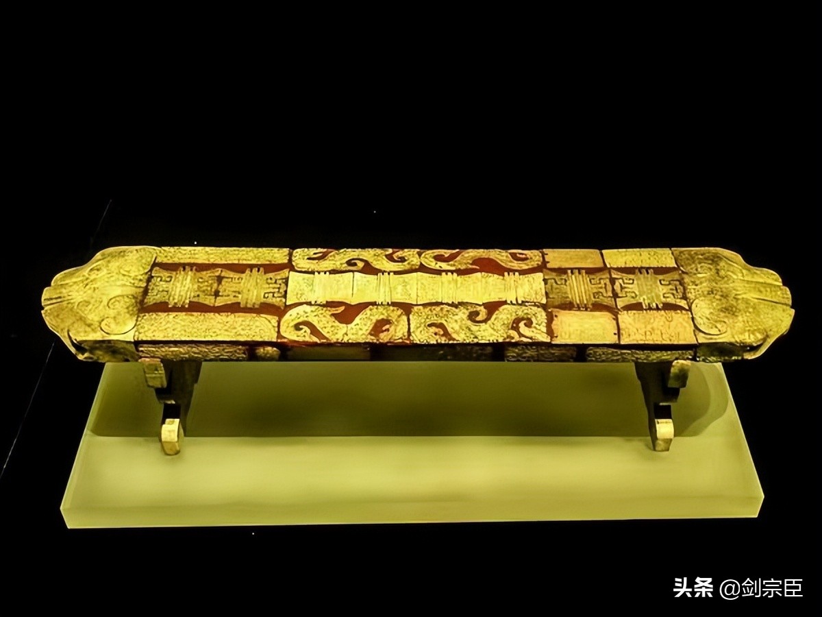 1984年，砖瓦厂工人在山上取土，一锄头下去，冒出来一个“人头”