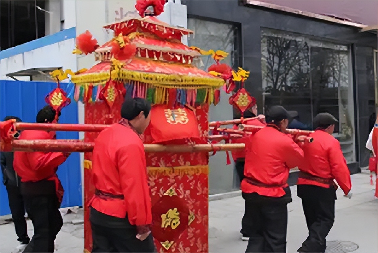 漂亮寡妇偷吃“*果禁**”，携19岁小伙隐居深山50年，创造了人间奇迹