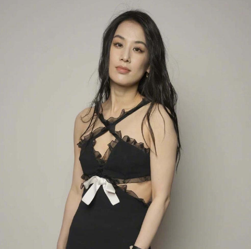 黑丝、抱胸、裸身，娱乐圈没被扒出的“*裤底**”，全在时尚周暴露了