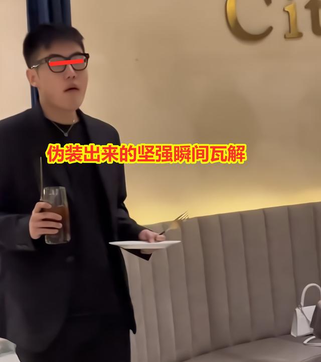 男子陪女生吃西餐拍照,一男子与一女子西餐厅吃饭